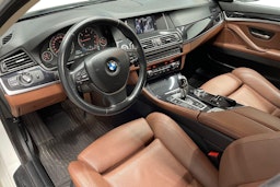 Valkoinen BMW 520 2015 kuva 7.