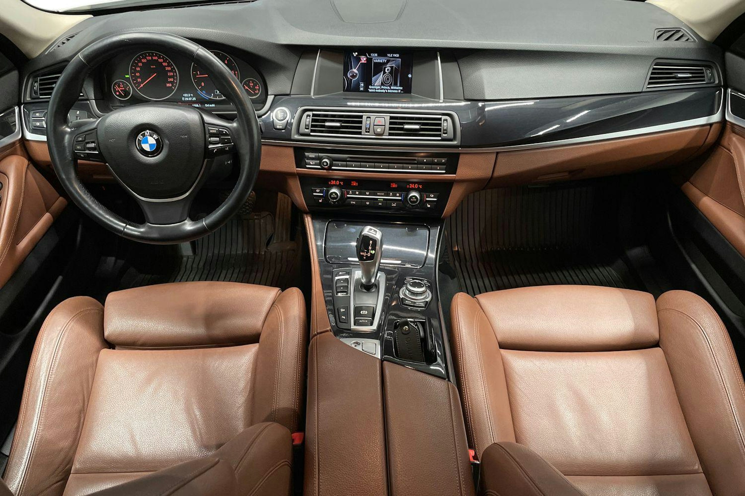 Valkoinen BMW 520 2015 kuva 9.