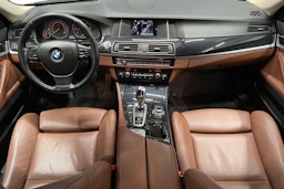 Valkoinen BMW 520 2015 kuva 9.
