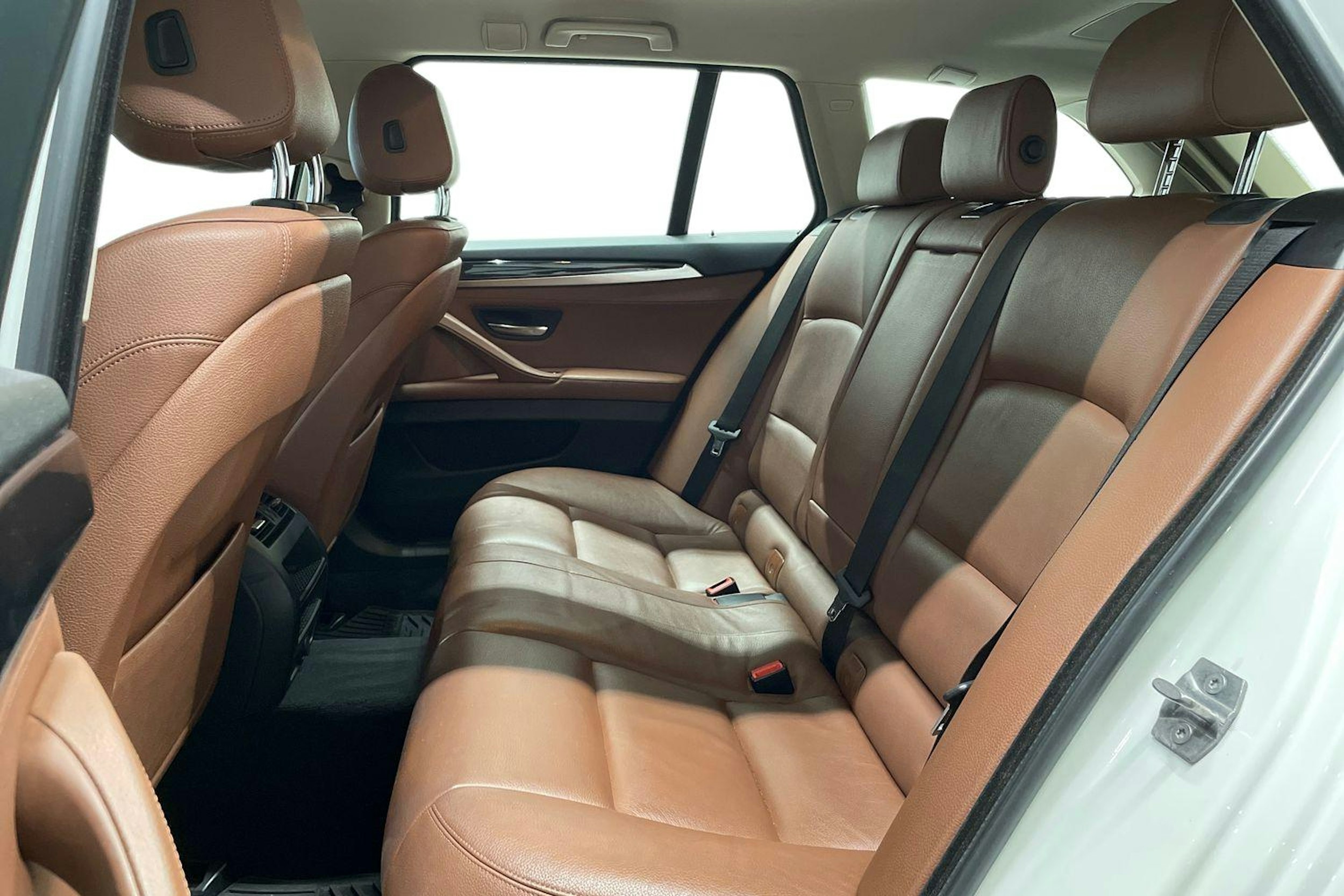 Valkoinen BMW 520 2015 kuva 10.
