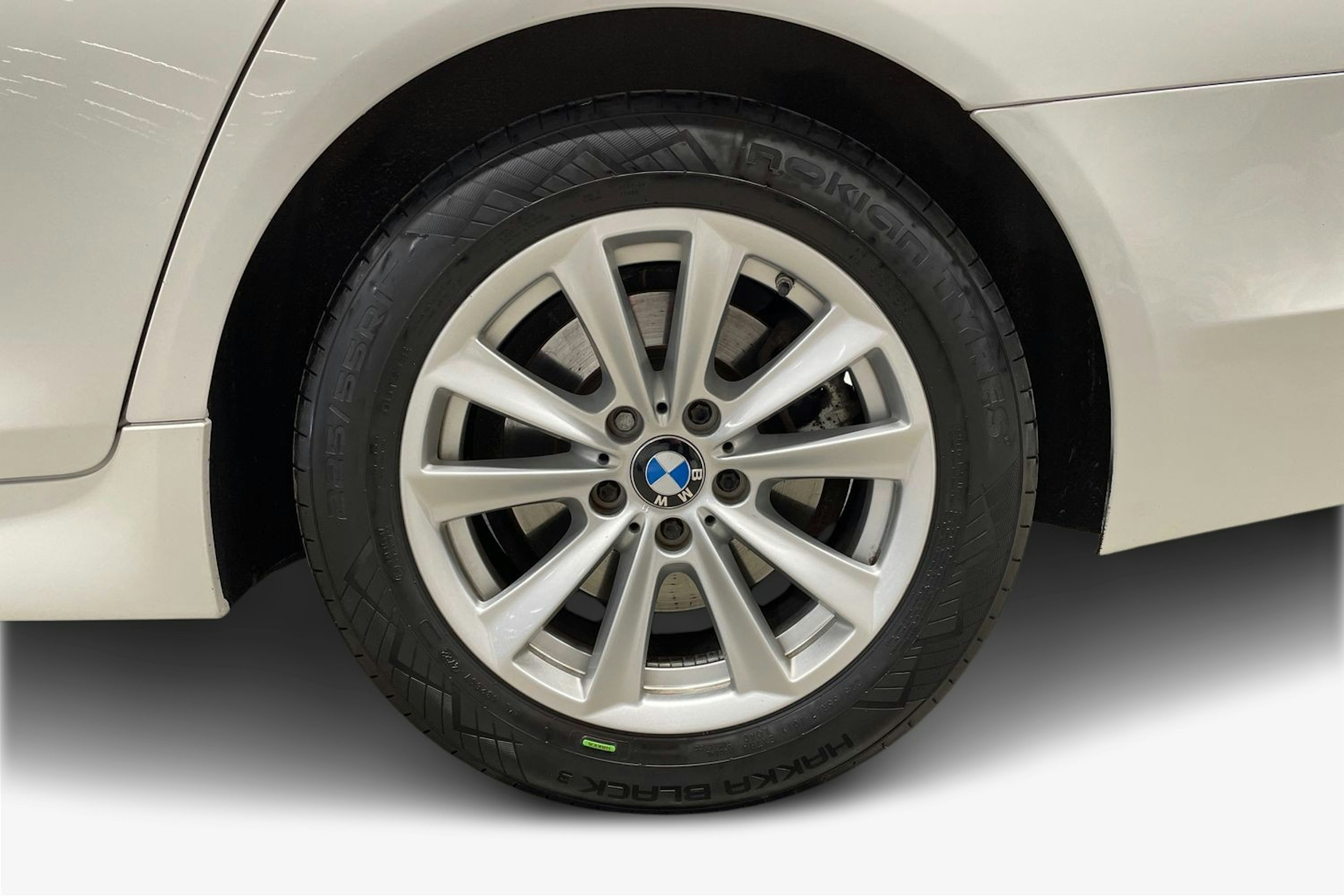 Valkoinen BMW 520 2015 kuva 11.