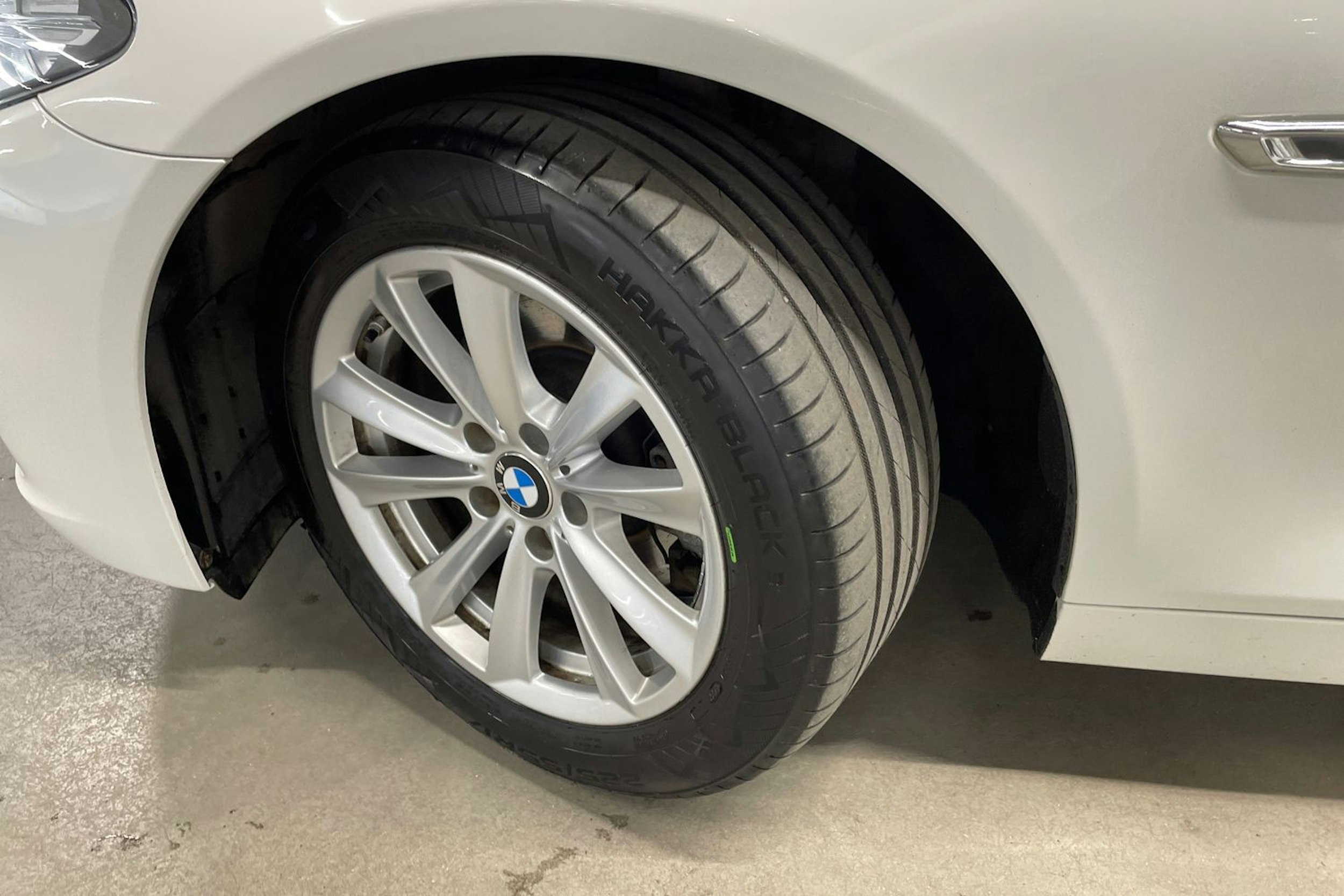 Valkoinen BMW 520 2015 kuva 13.
