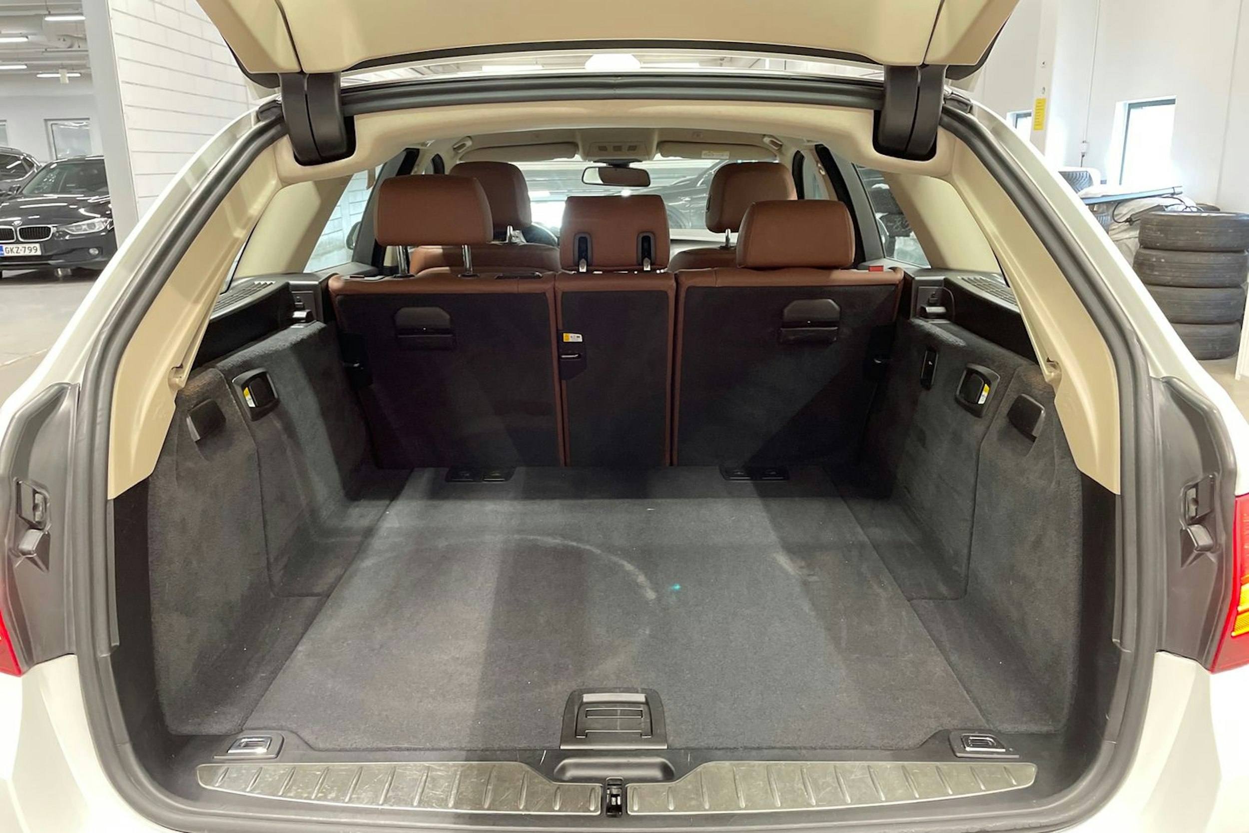 Valkoinen BMW 520 2015 kuva 15.