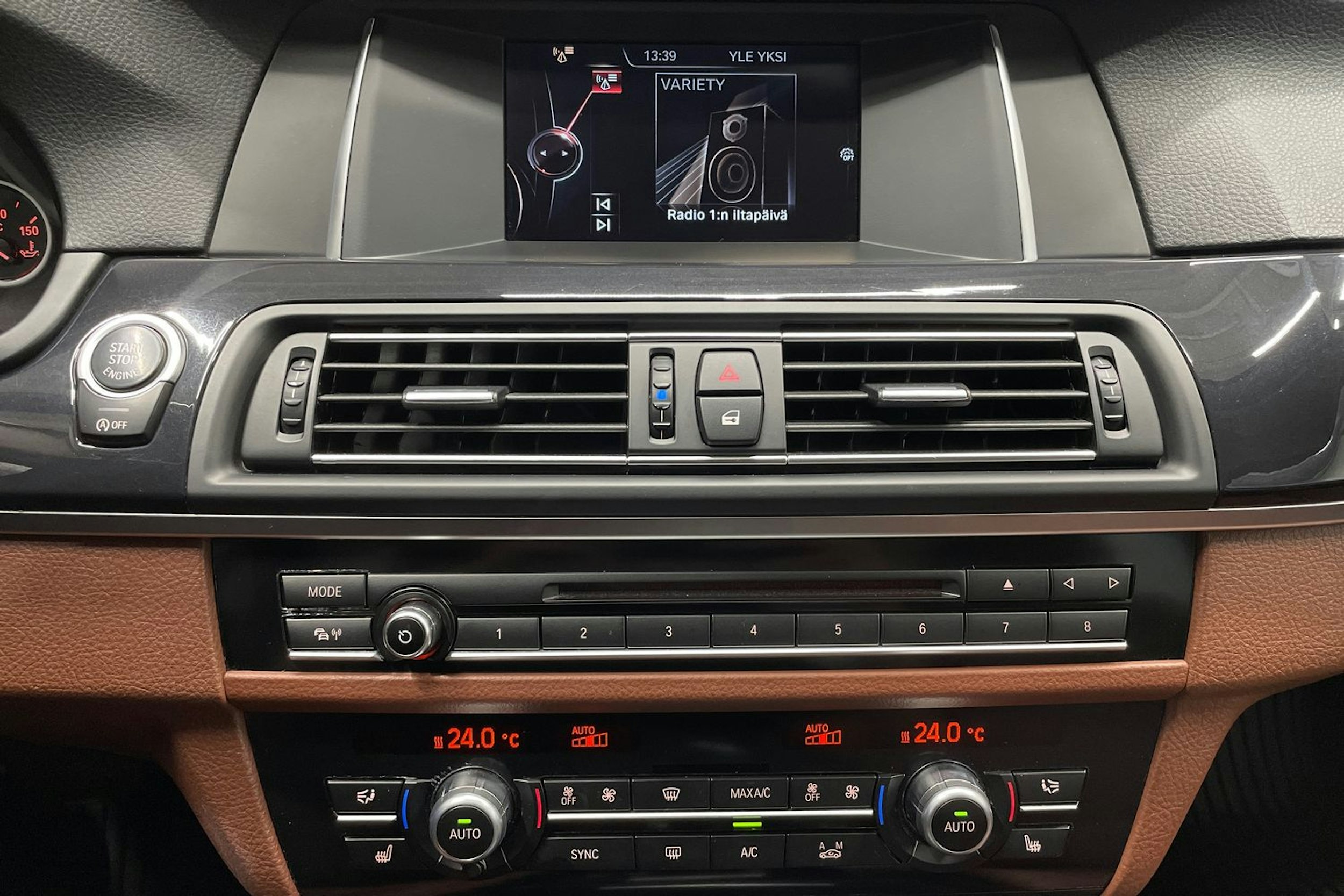 Valkoinen BMW 520 2015 kuva 17.