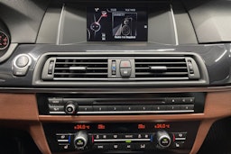 Valkoinen BMW 520 2015 kuva 17.