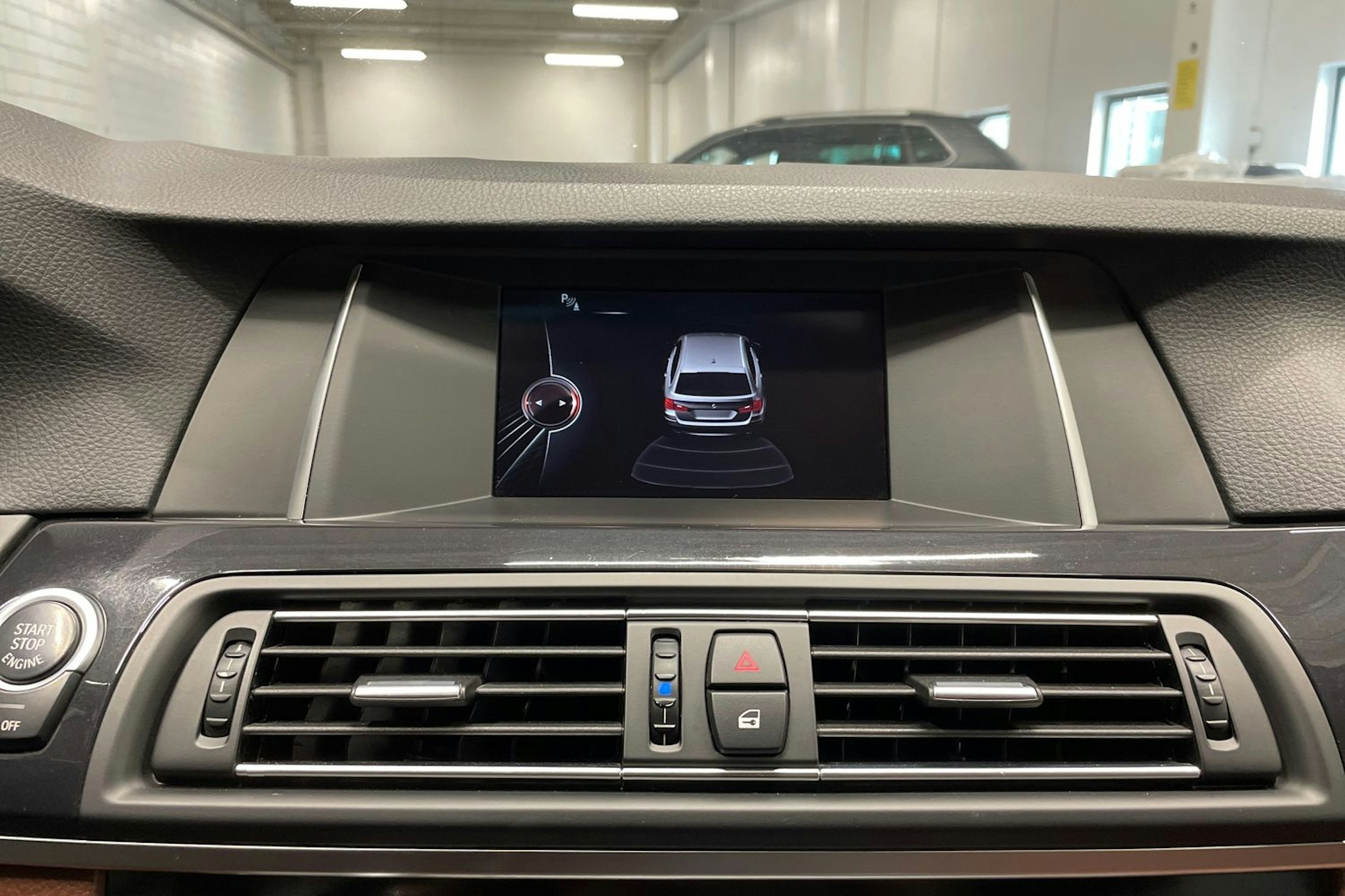 Valkoinen BMW 520 2015 kuva 18.
