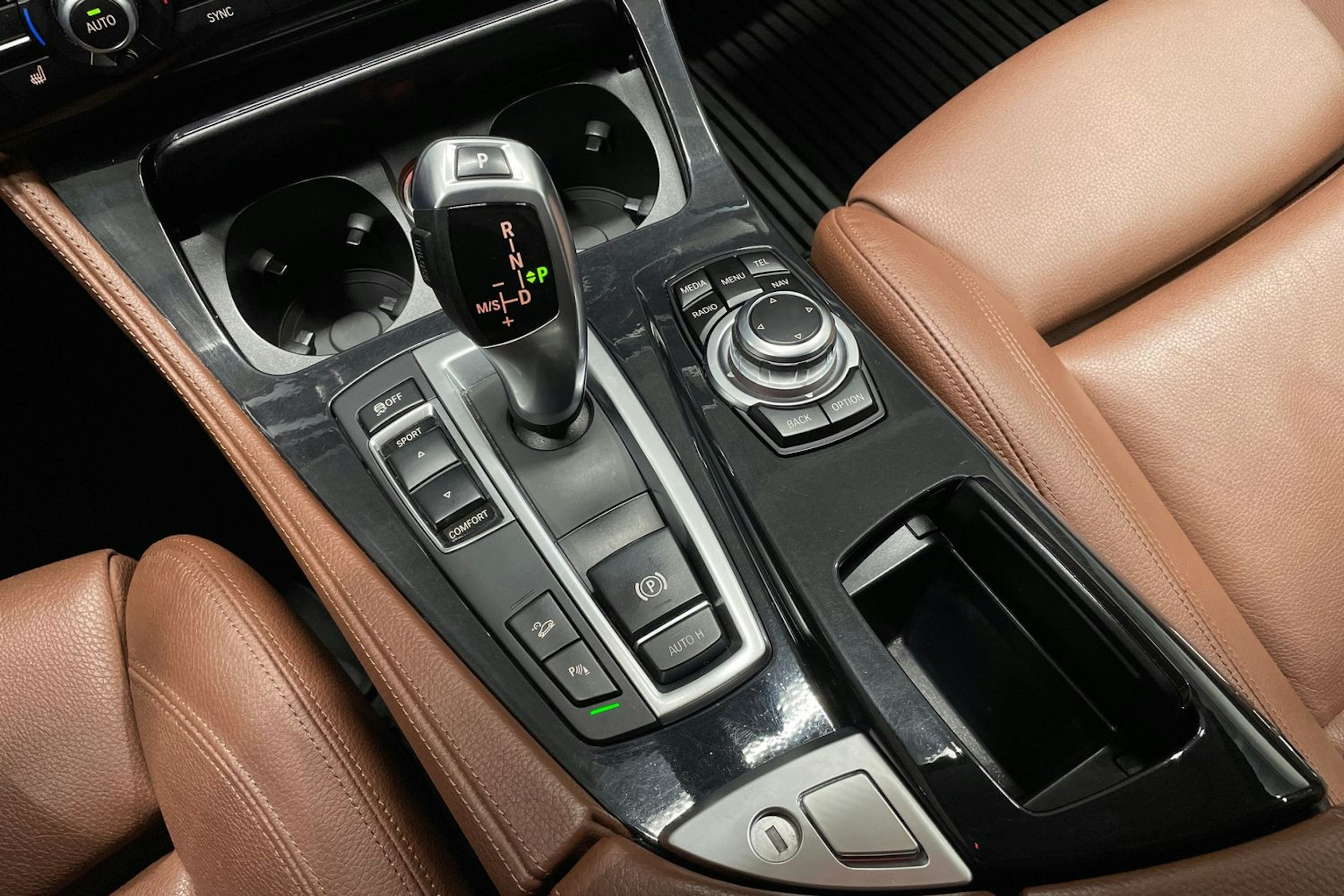 Valkoinen BMW 520 2015 kuva 20.