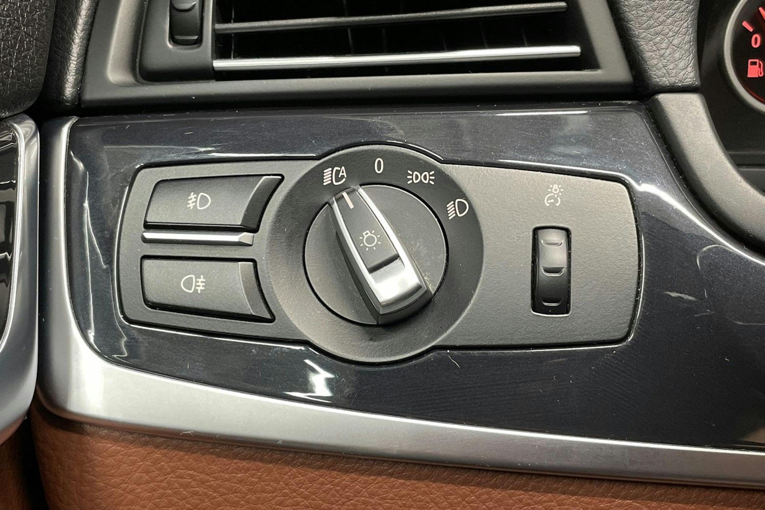 Valkoinen BMW 520 2015 kuva 22.