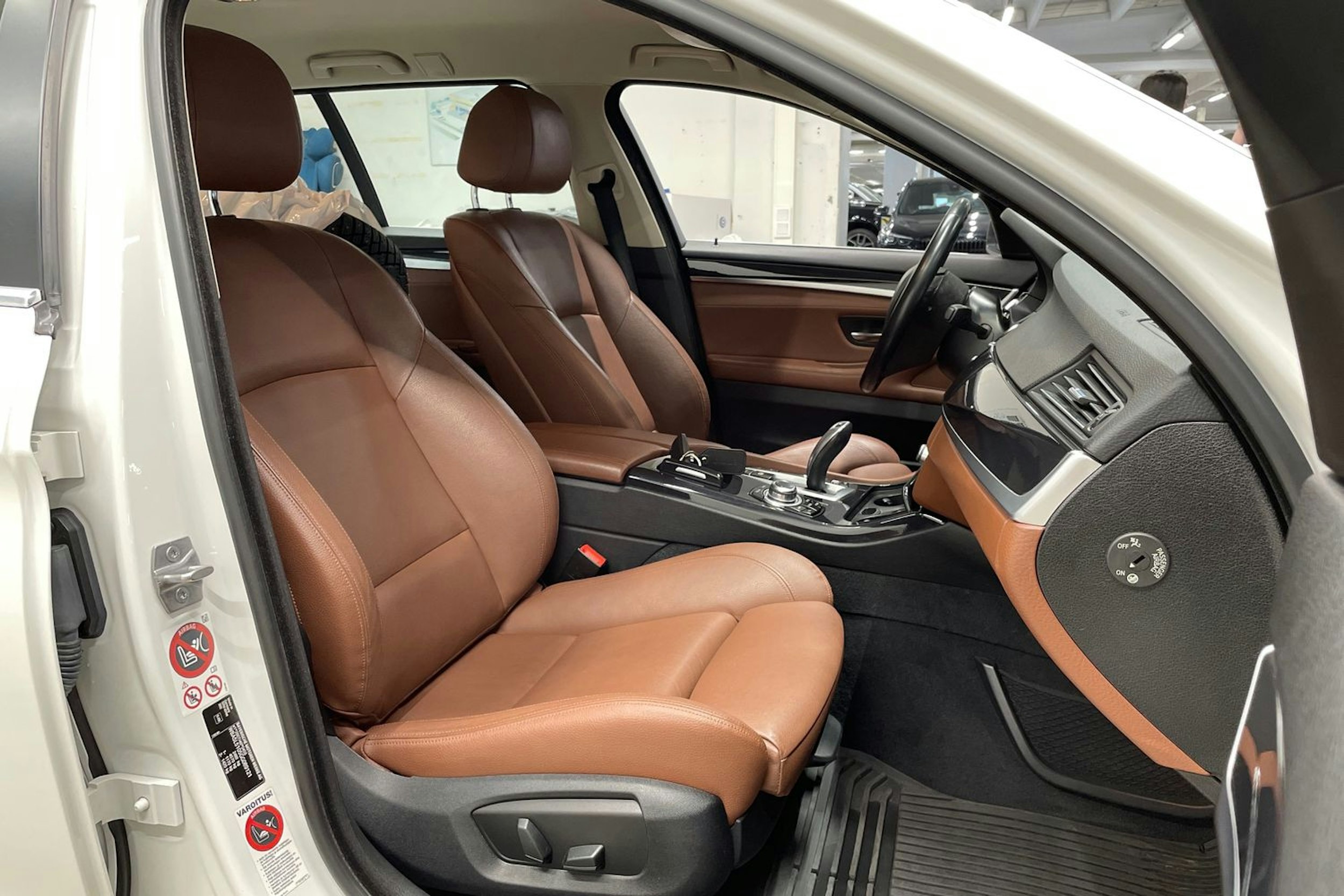 Valkoinen BMW 520 2015 kuva 27.