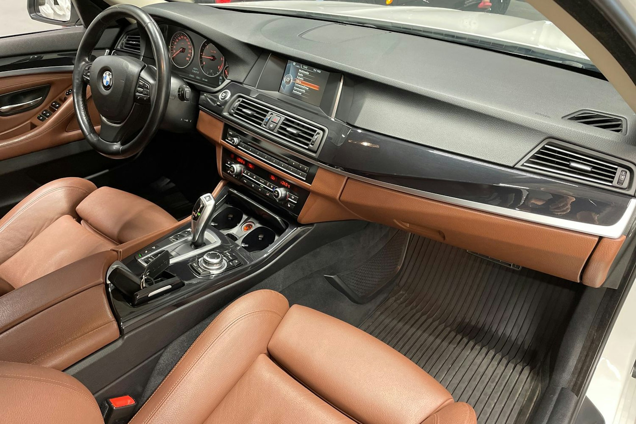 Valkoinen BMW 520 2015 kuva 28.