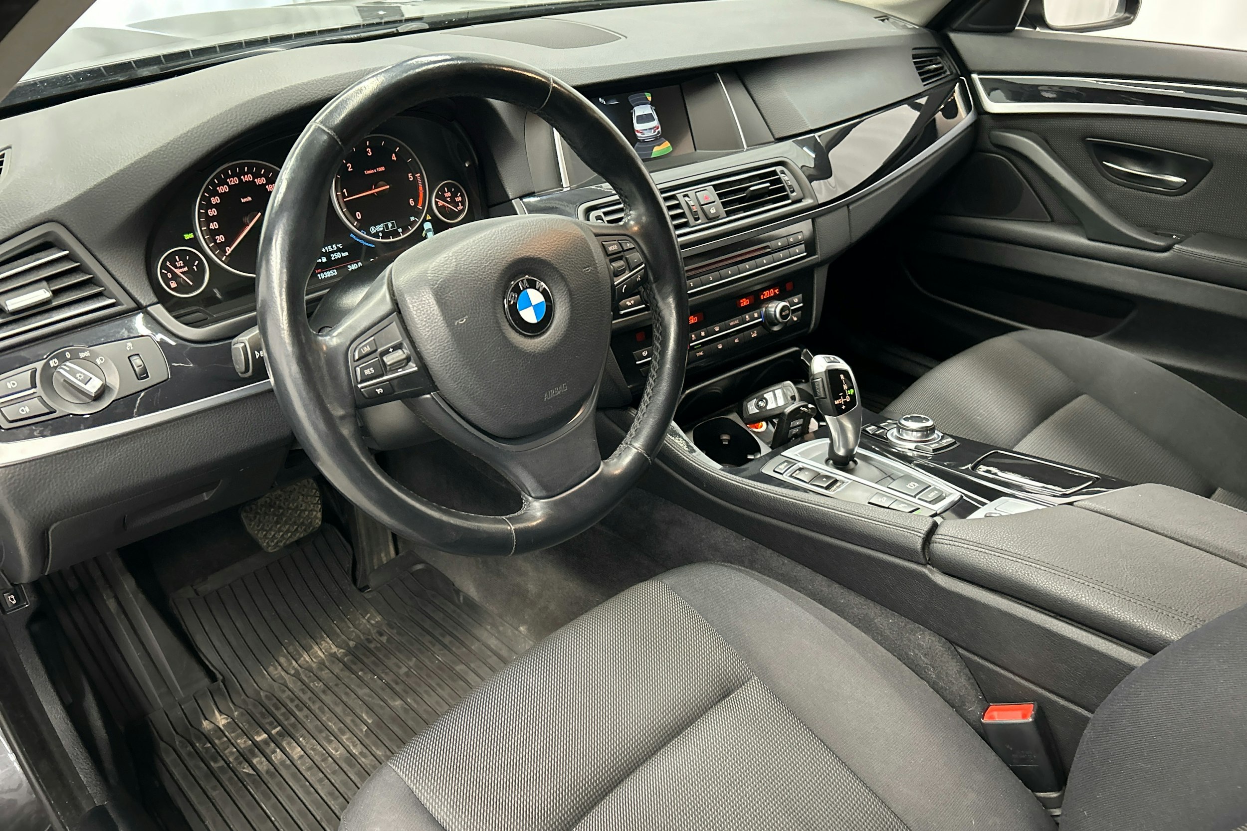 harmaa BMW 520 2015 kuva 6.