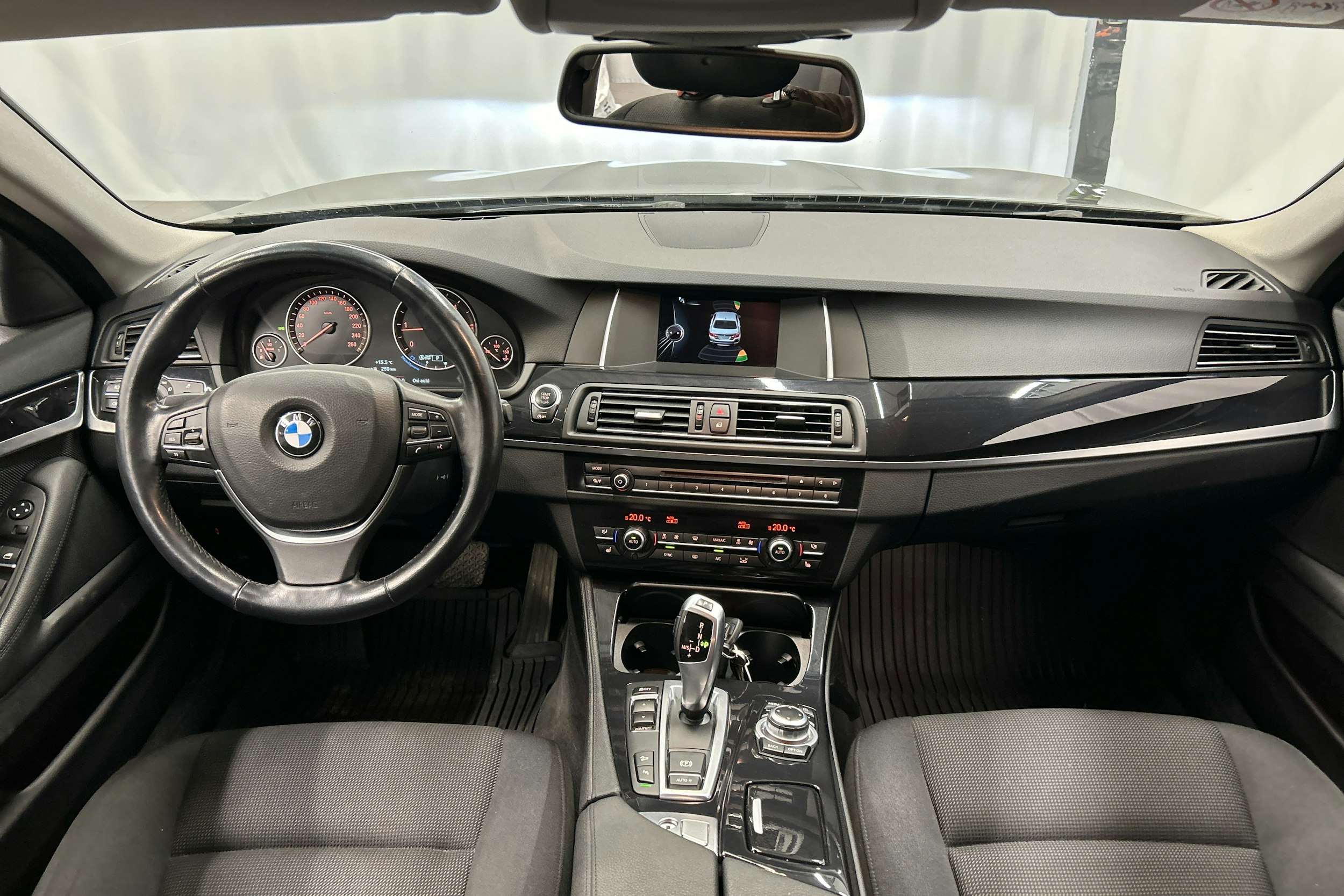 harmaa BMW 520 2015 kuva 7.