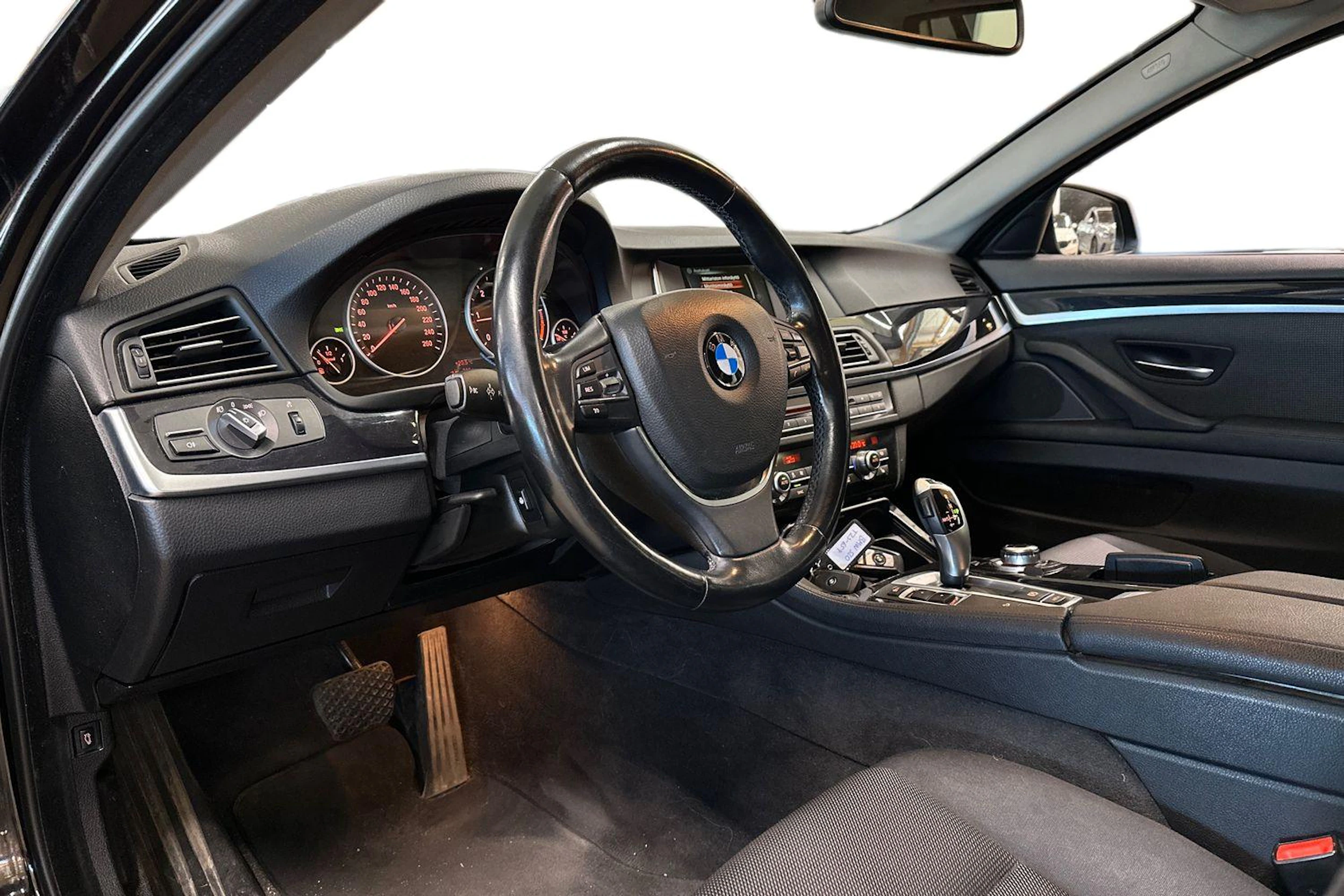 musta BMW 520 2015 kuva 3.