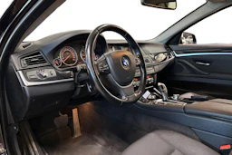 musta BMW 520 2015 kuva 3.