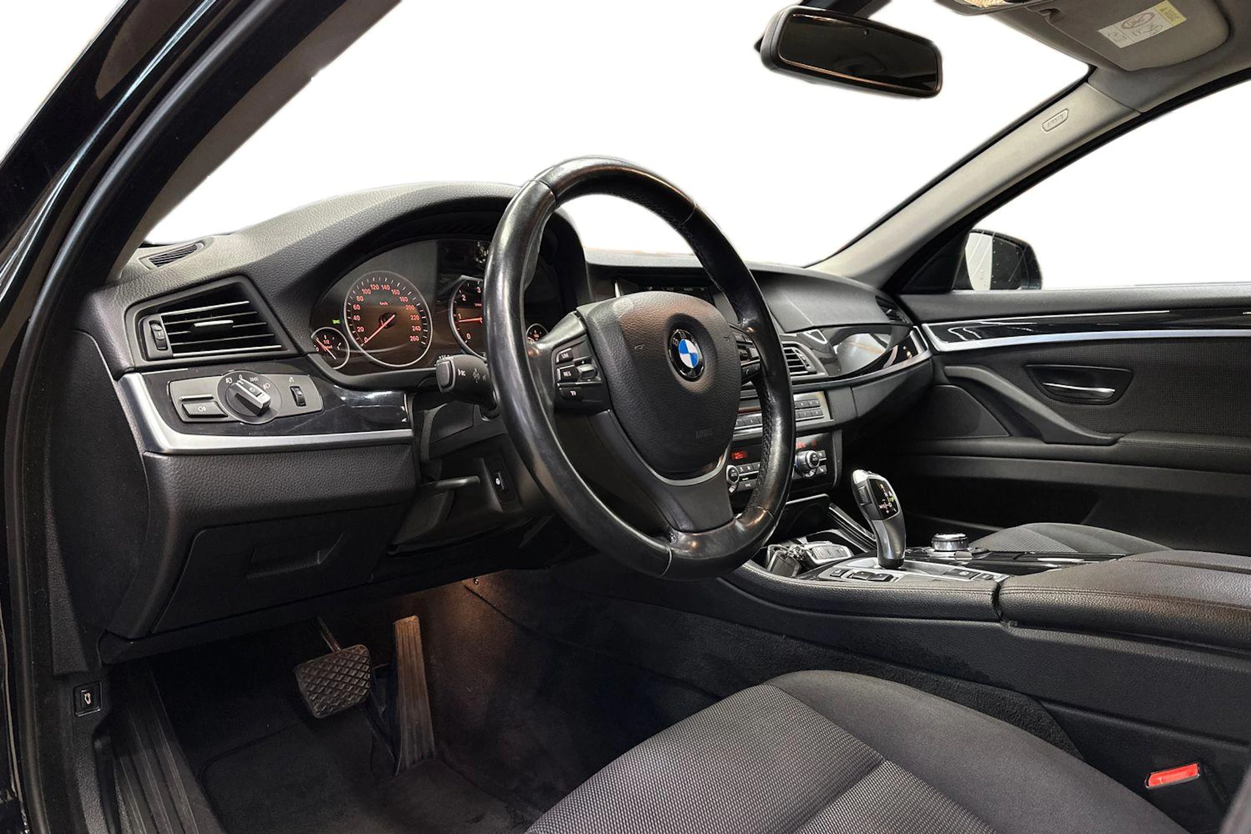 musta BMW 520 2015 kuva 6.