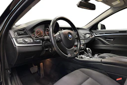 musta BMW 520 2015 kuva 6.