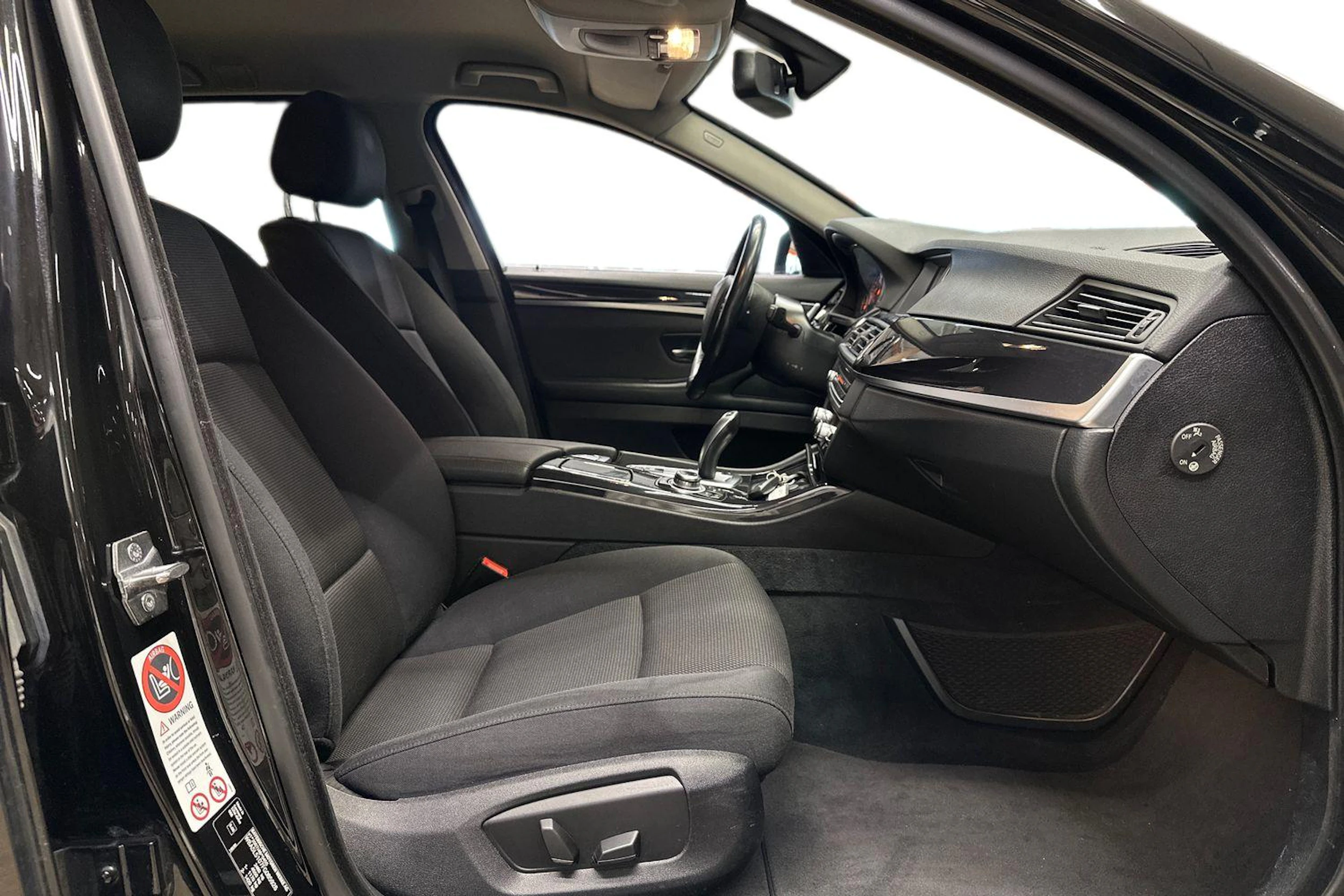 musta BMW 520 2015 kuva 9.