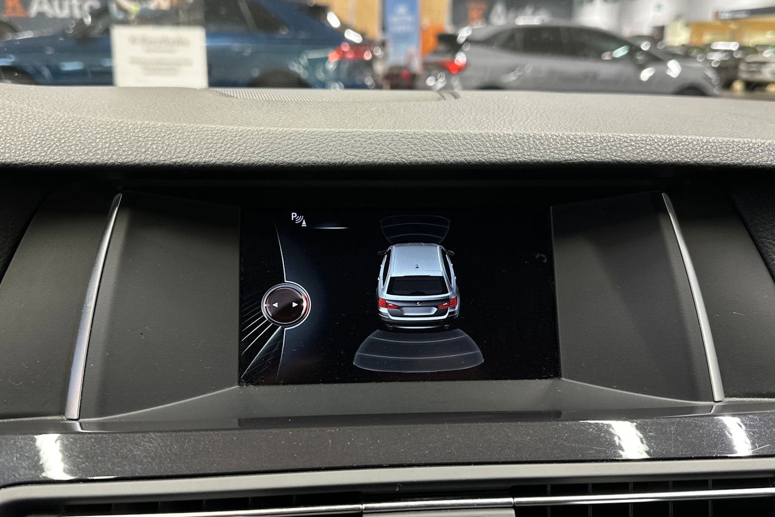 musta BMW 520 2015 kuva 12.