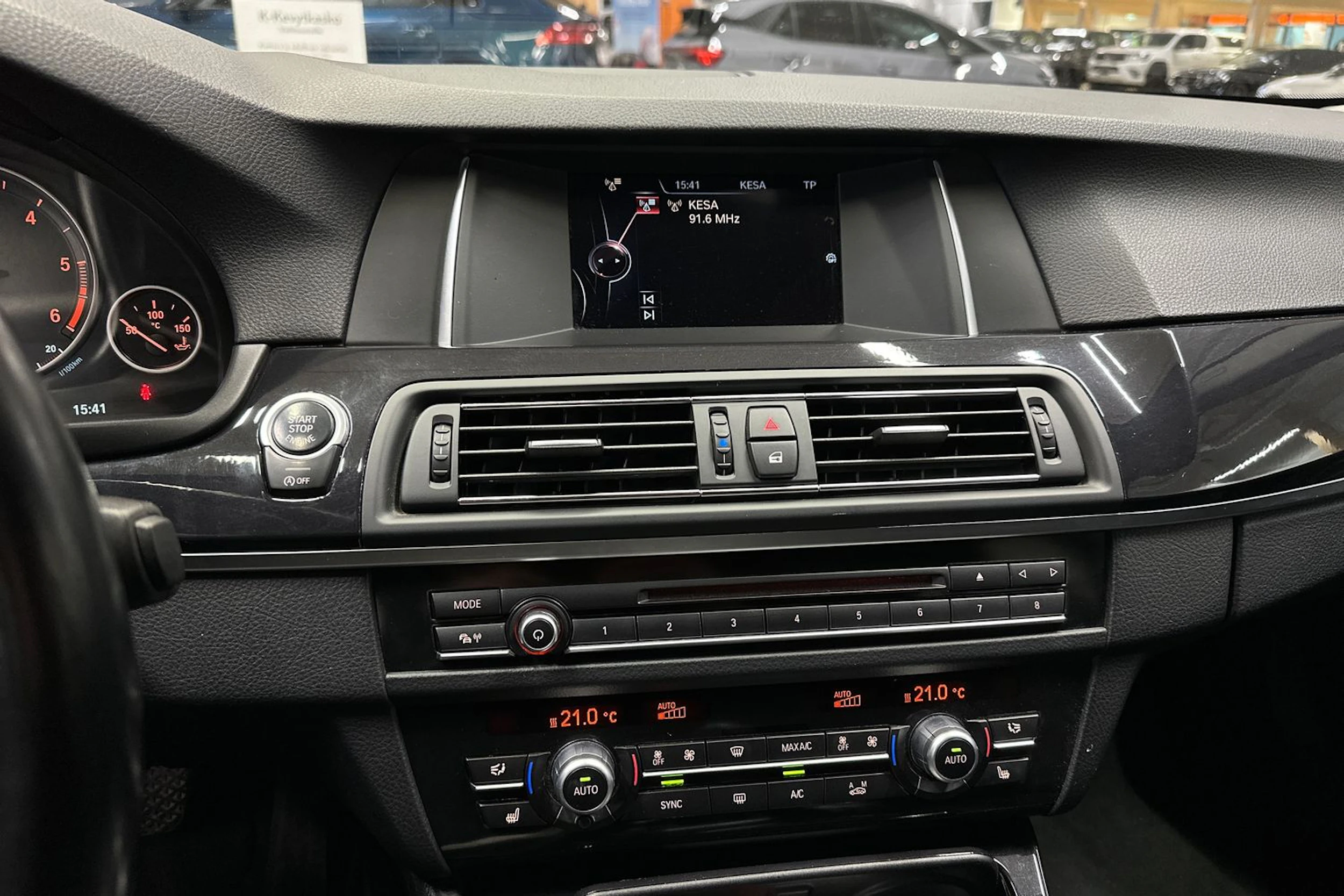 musta BMW 520 2015 kuva 15.