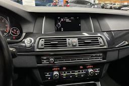 musta BMW 520 2015 kuva 15.