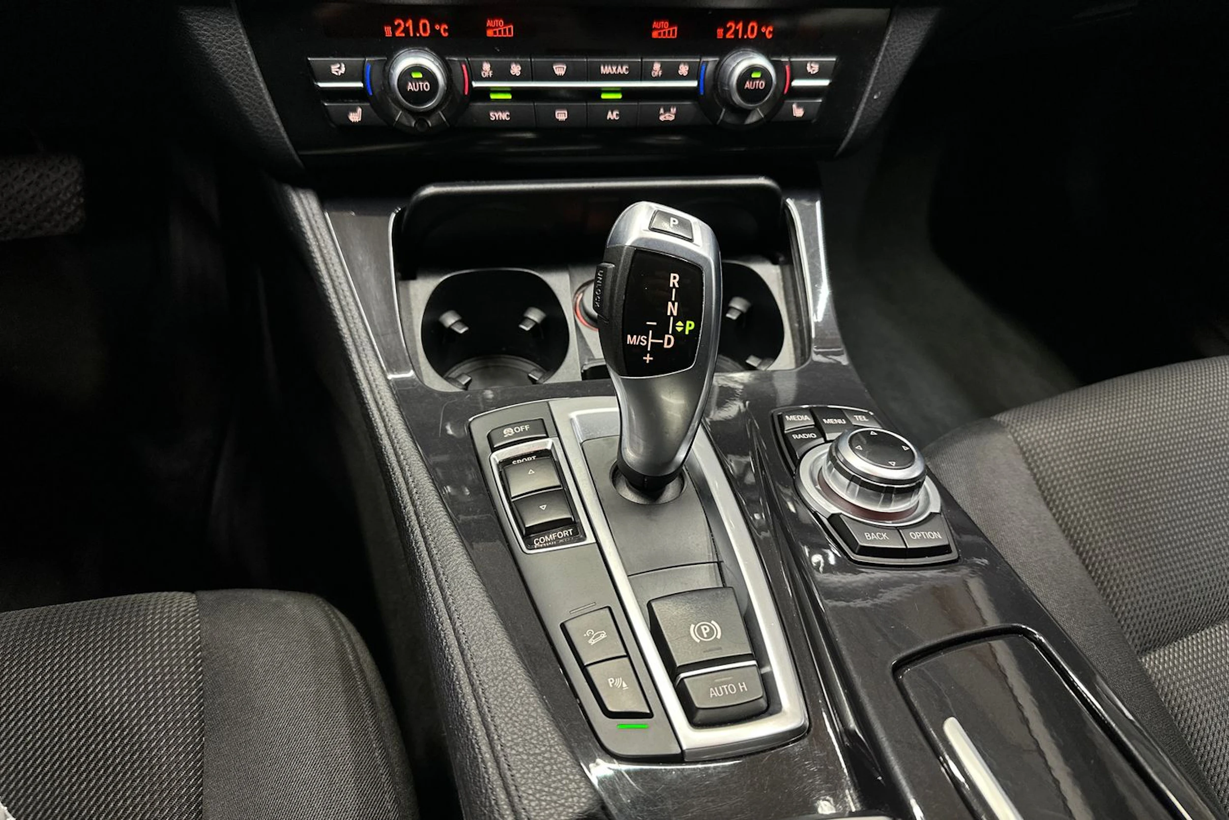 musta BMW 520 2015 kuva 16.