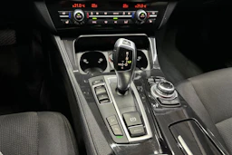 musta BMW 520 2015 kuva 16.