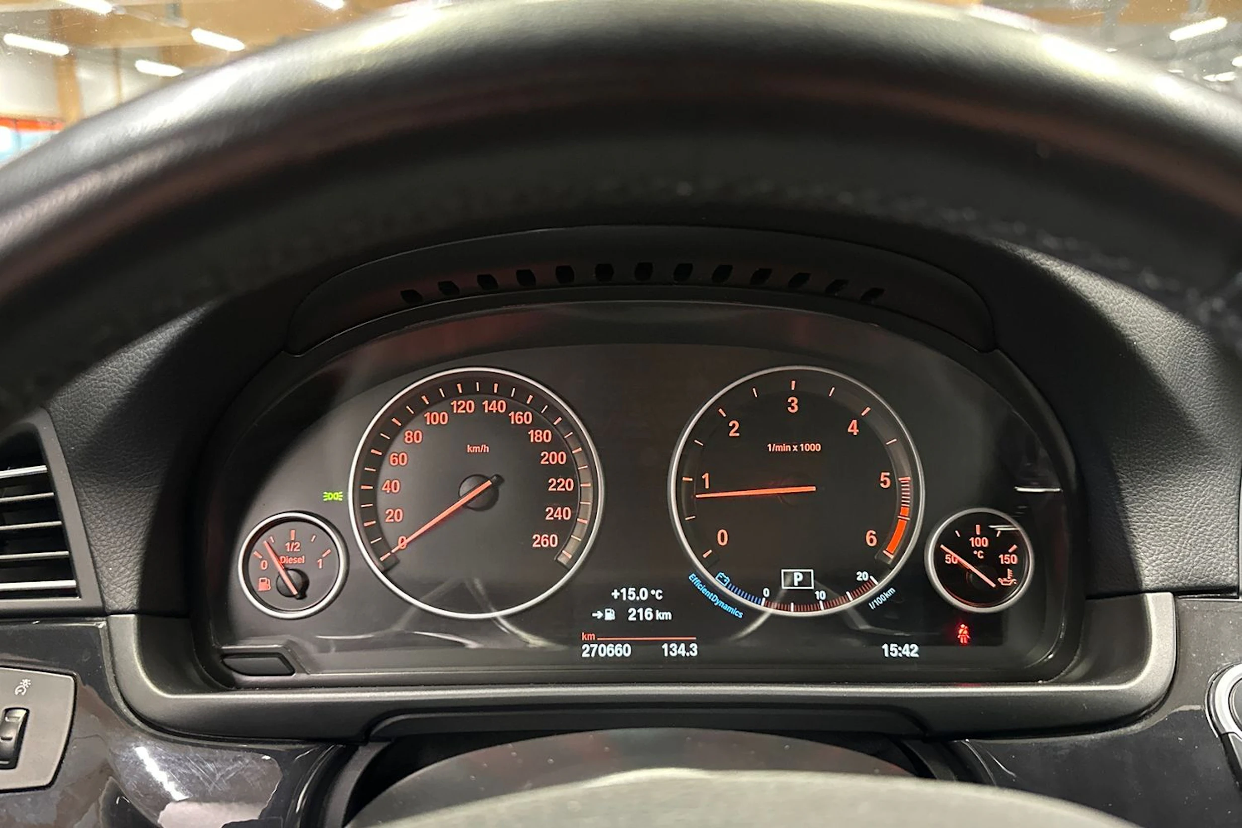 musta BMW 520 2015 kuva 18.