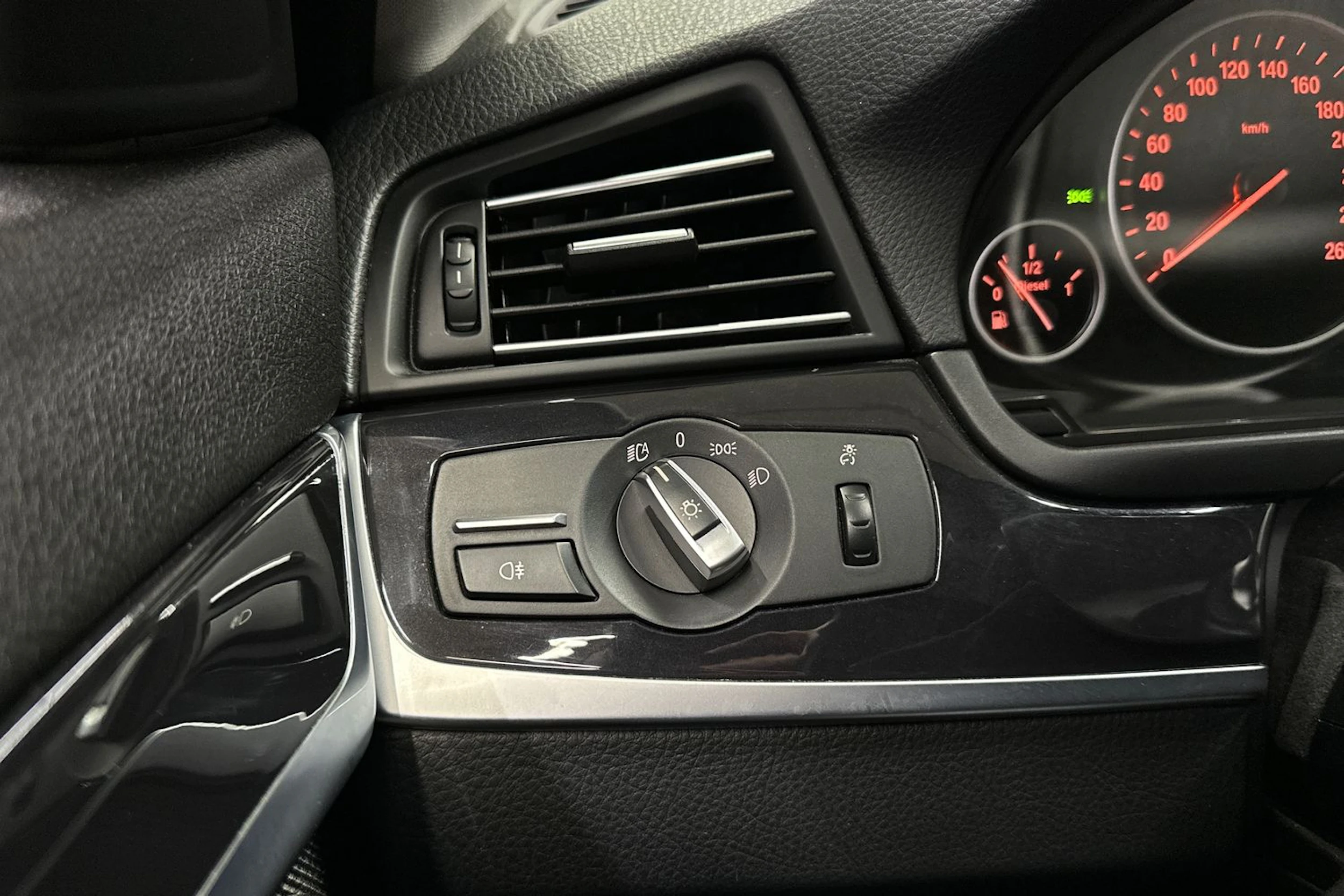 musta BMW 520 2015 kuva 21.