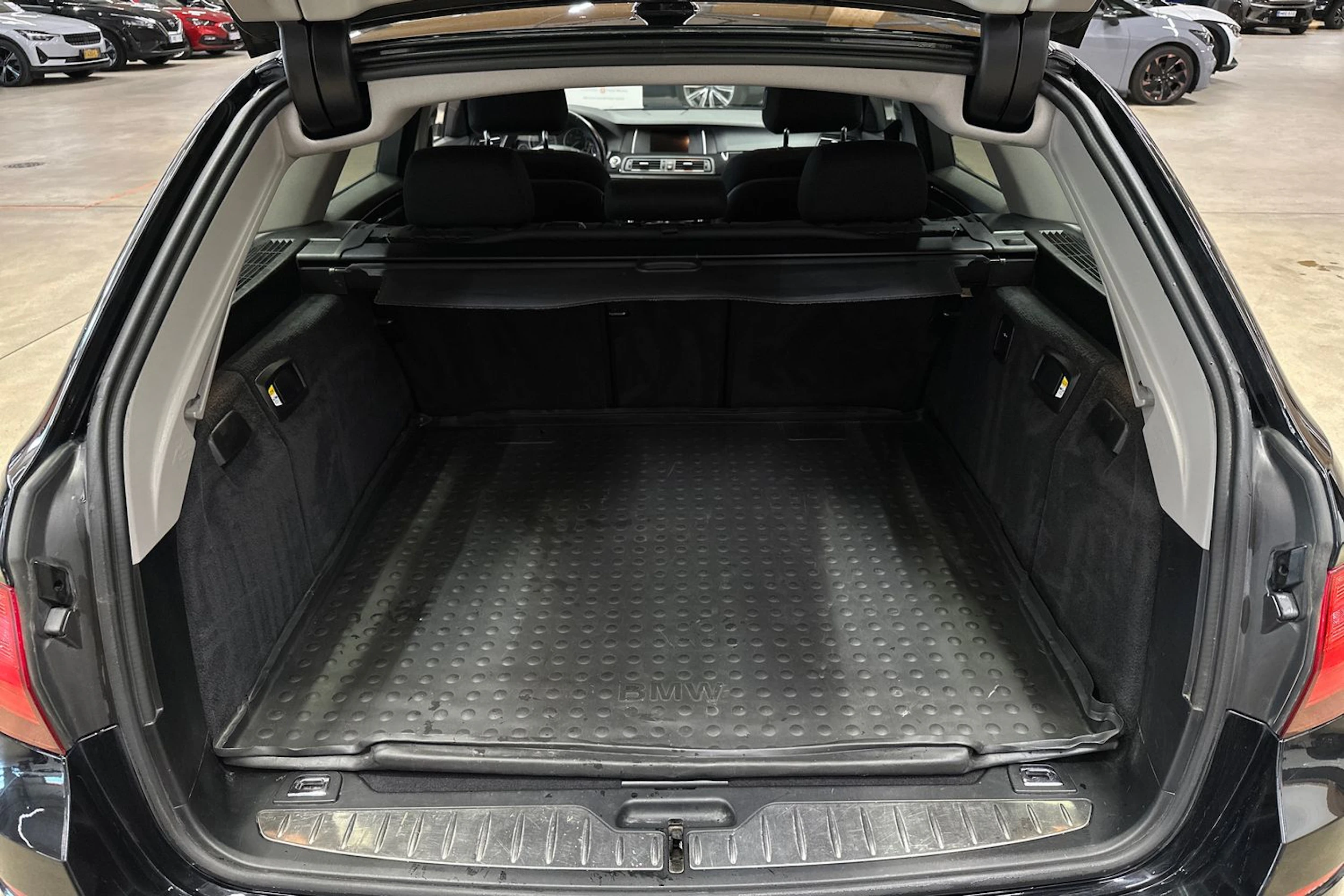 musta BMW 520 2015 kuva 22.