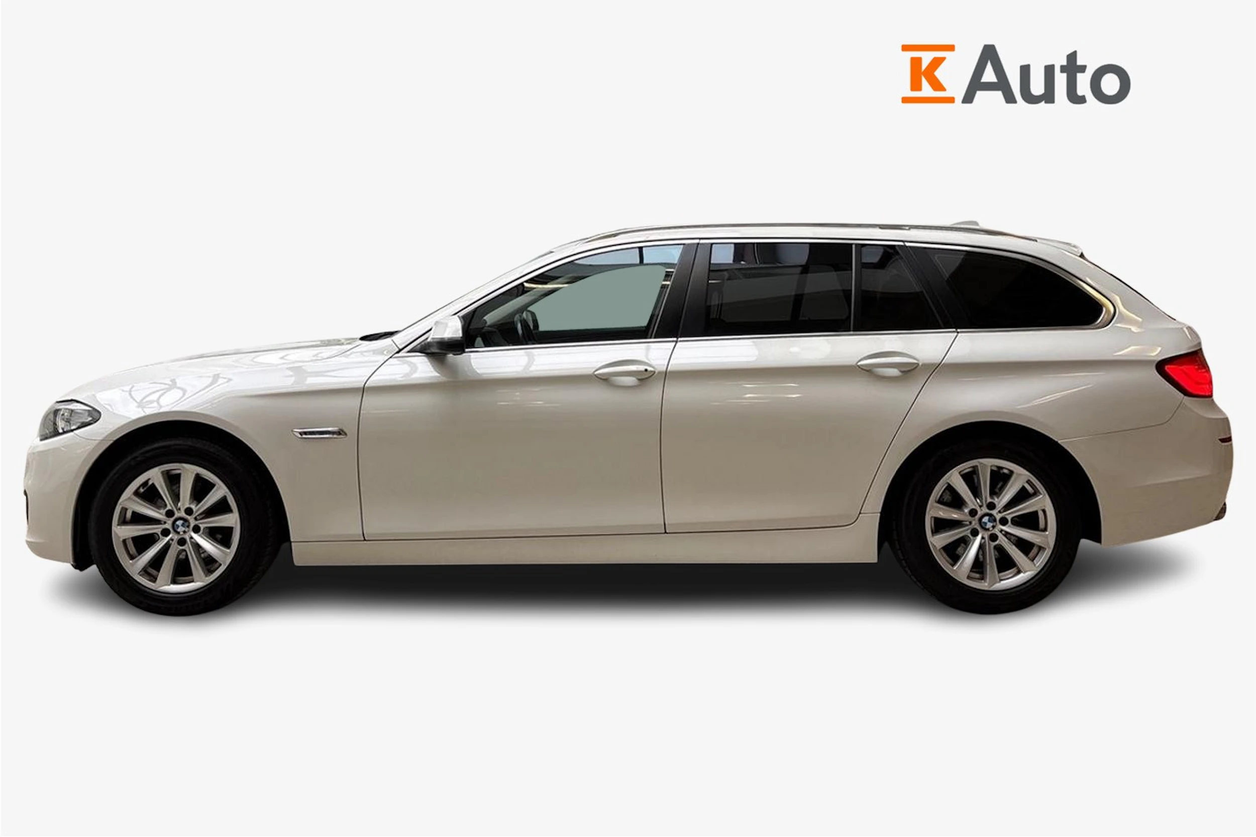 valkoinen BMW 520 2015 kuva 5.