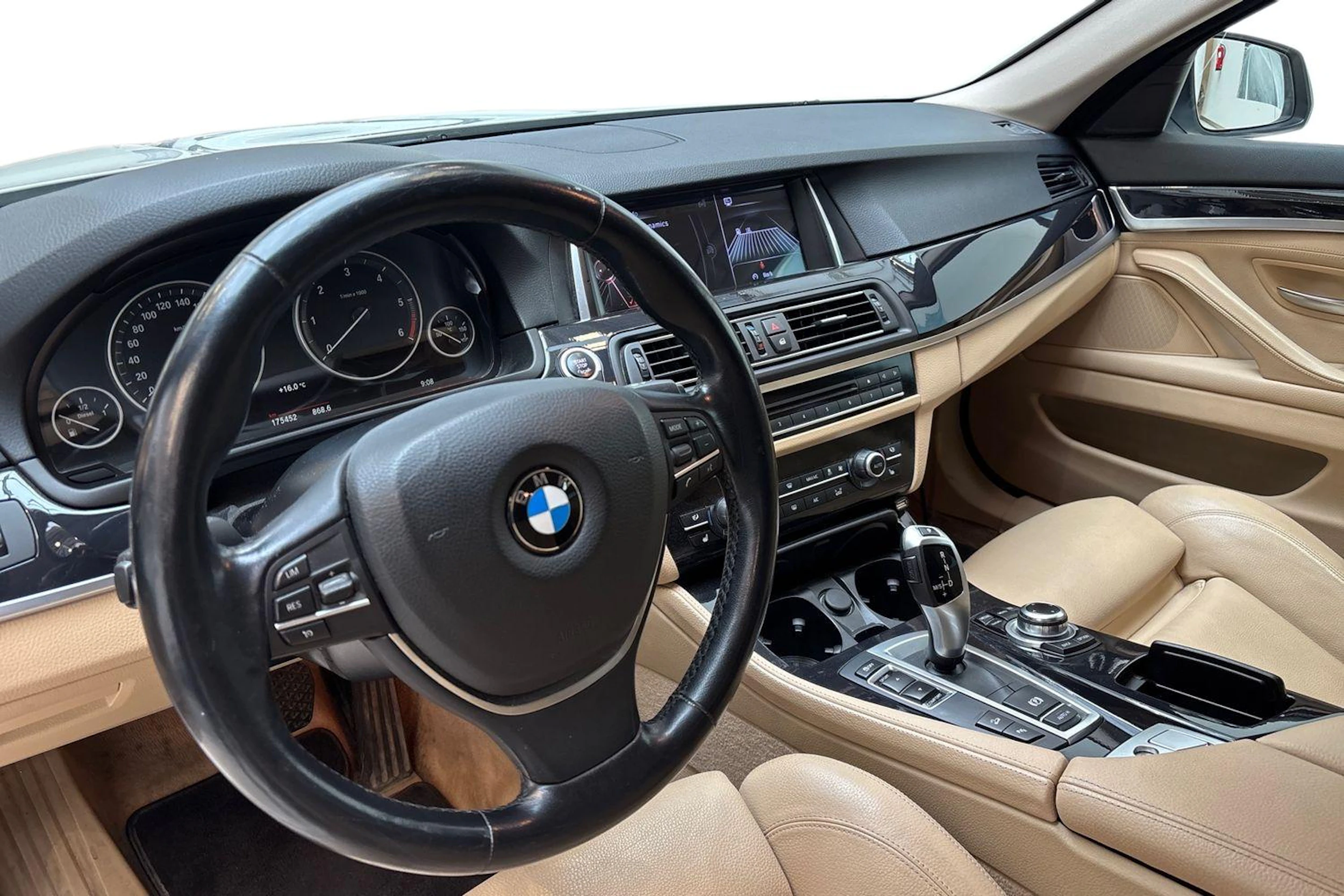 valkoinen BMW 520 2015 kuva 6.