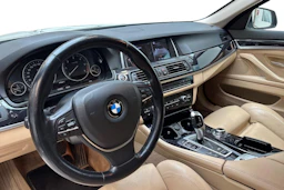 valkoinen BMW 520 2015 kuva 6.