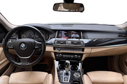 valkoinen BMW 520 2015 kuva 7.