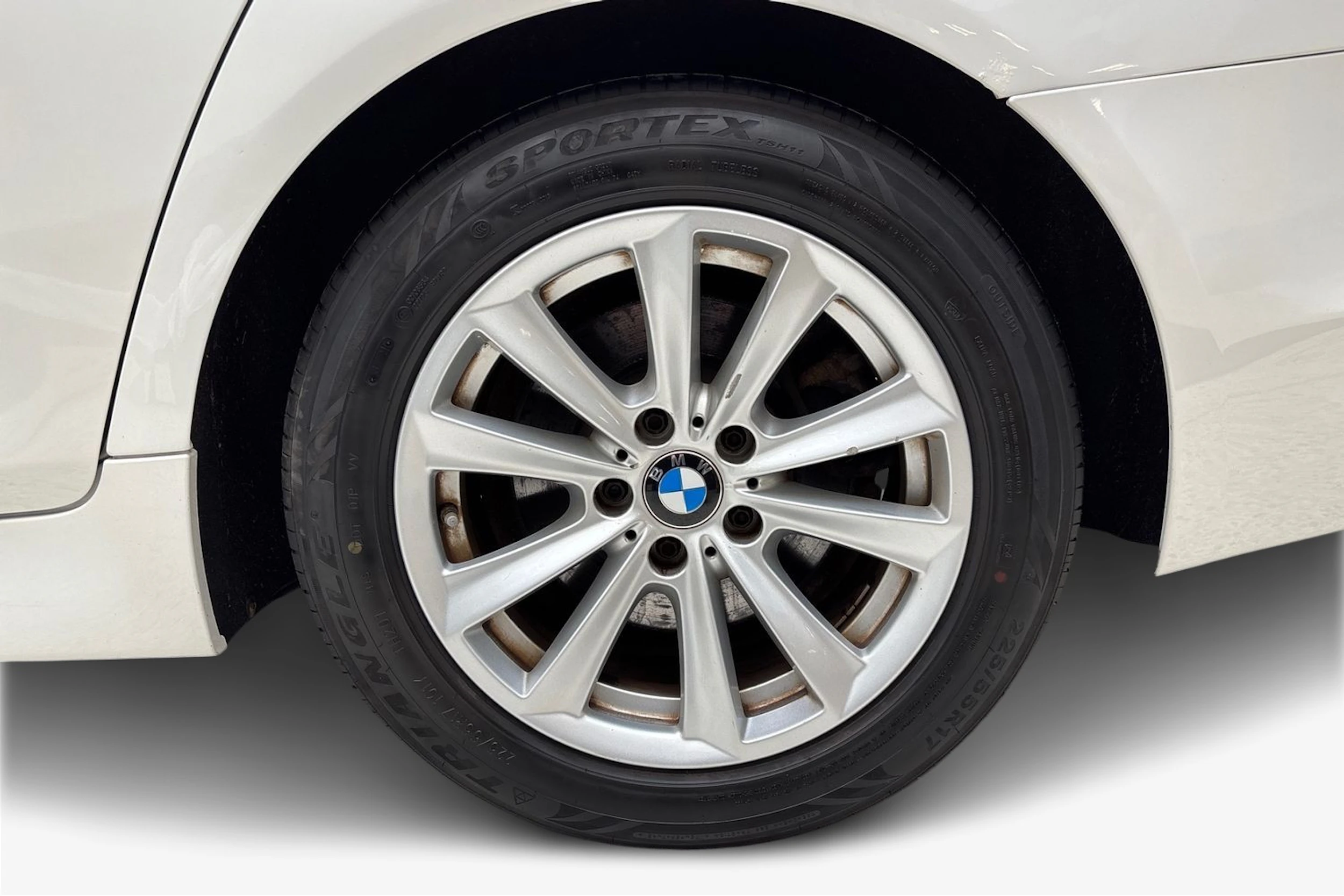 valkoinen BMW 520 2015 kuva 9.