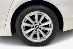 valkoinen BMW 520 2015 kuva 9.
