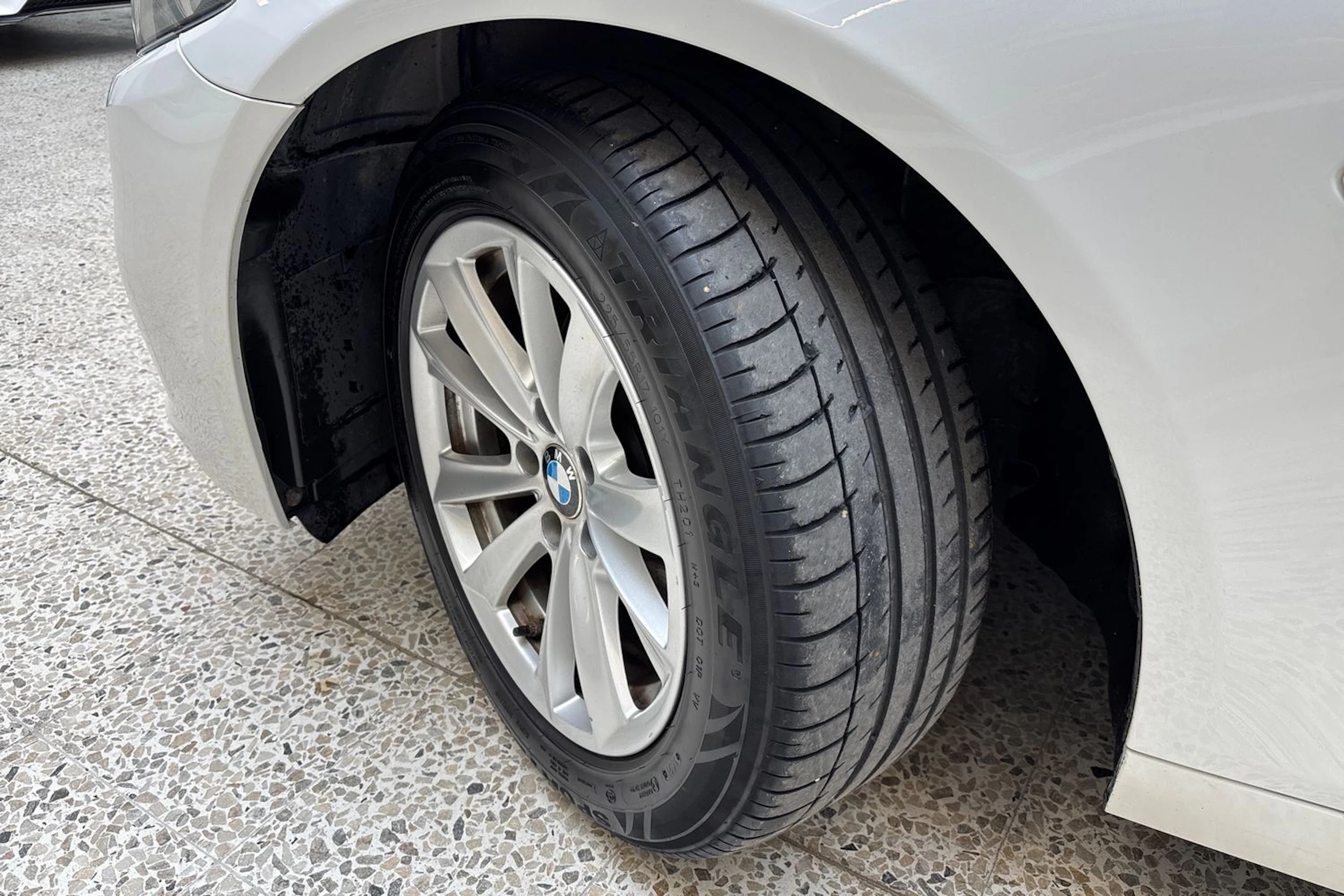 valkoinen BMW 520 2015 kuva 10.