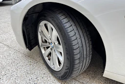 valkoinen BMW 520 2015 kuva 10.