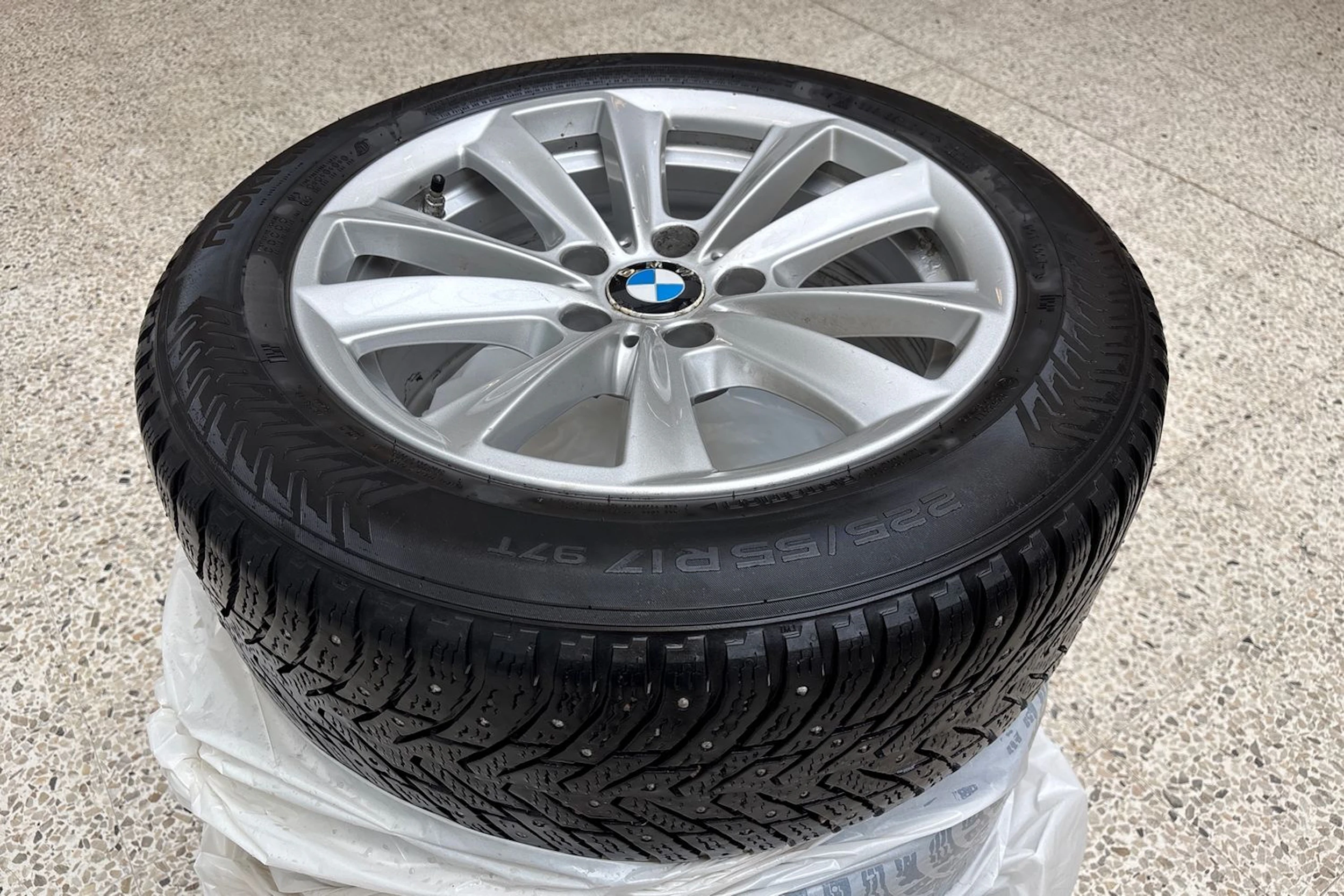 valkoinen BMW 520 2015 kuva 11.