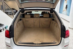 valkoinen BMW 520 2015 kuva 12.