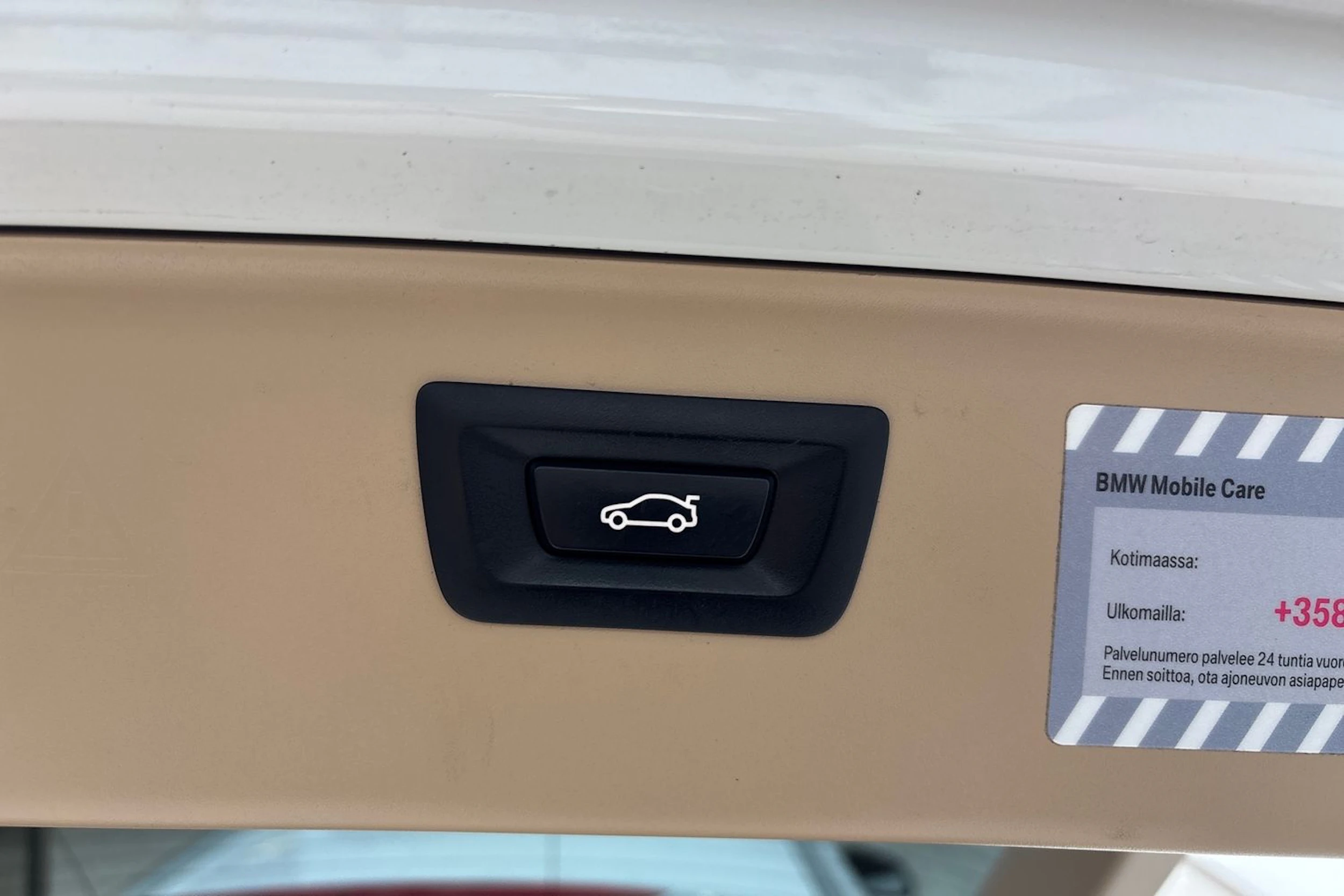 valkoinen BMW 520 2015 kuva 13.