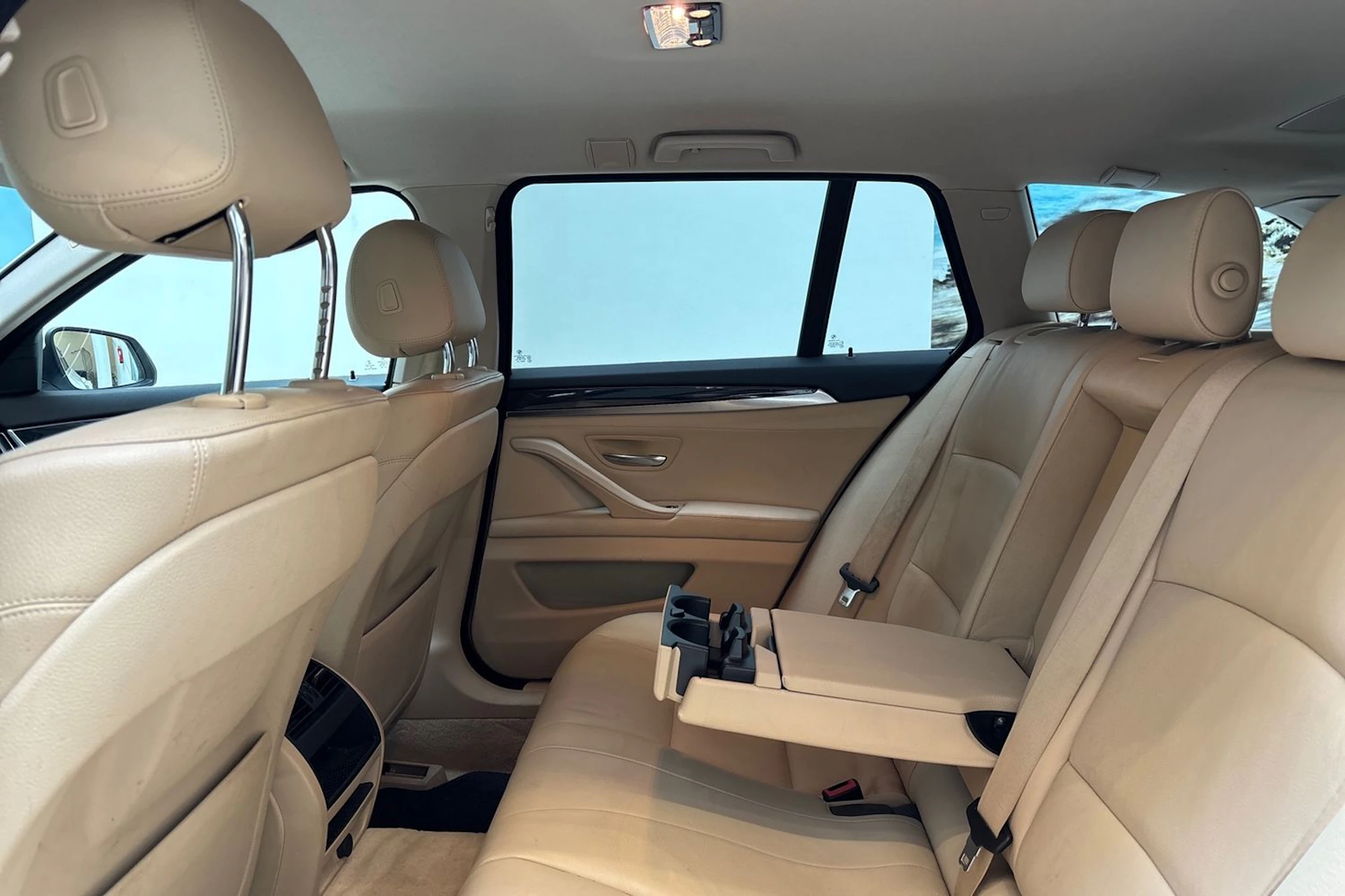 valkoinen BMW 520 2015 kuva 14.