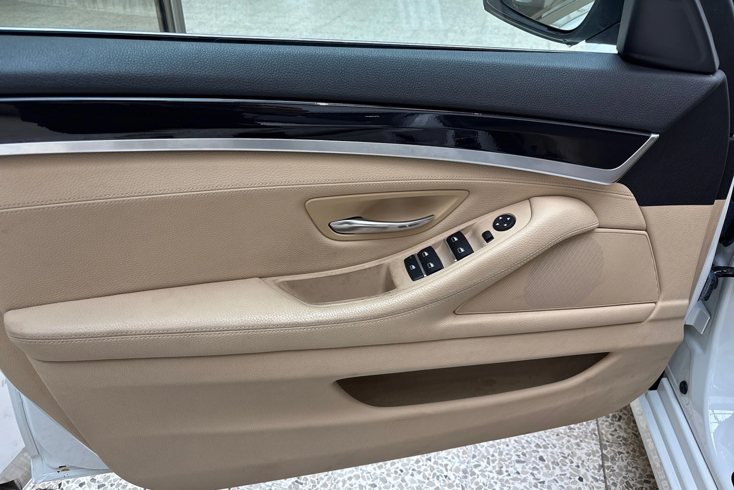 valkoinen BMW 520 2015 kuva 15.