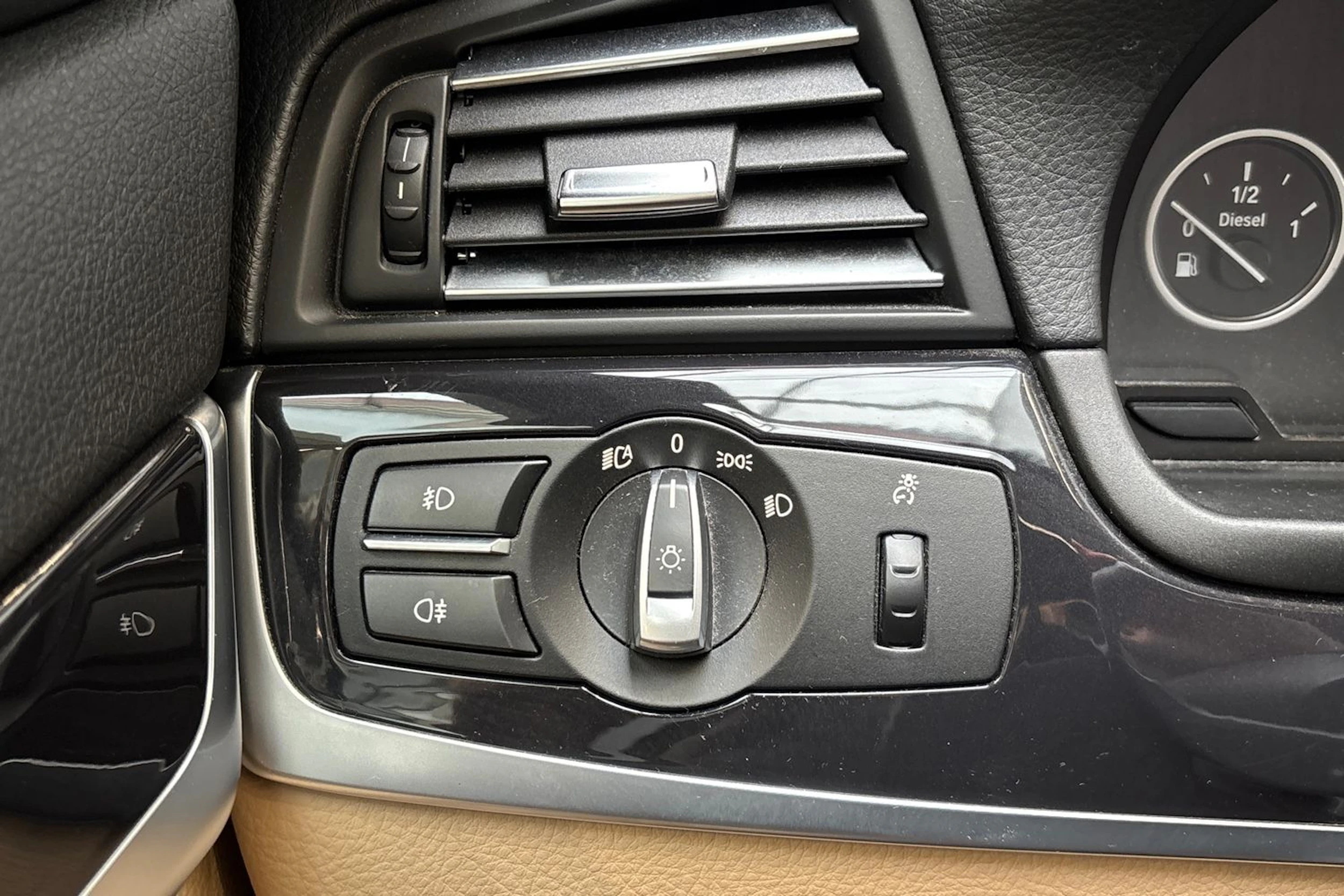 valkoinen BMW 520 2015 kuva 17.