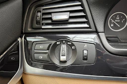 valkoinen BMW 520 2015 kuva 17.