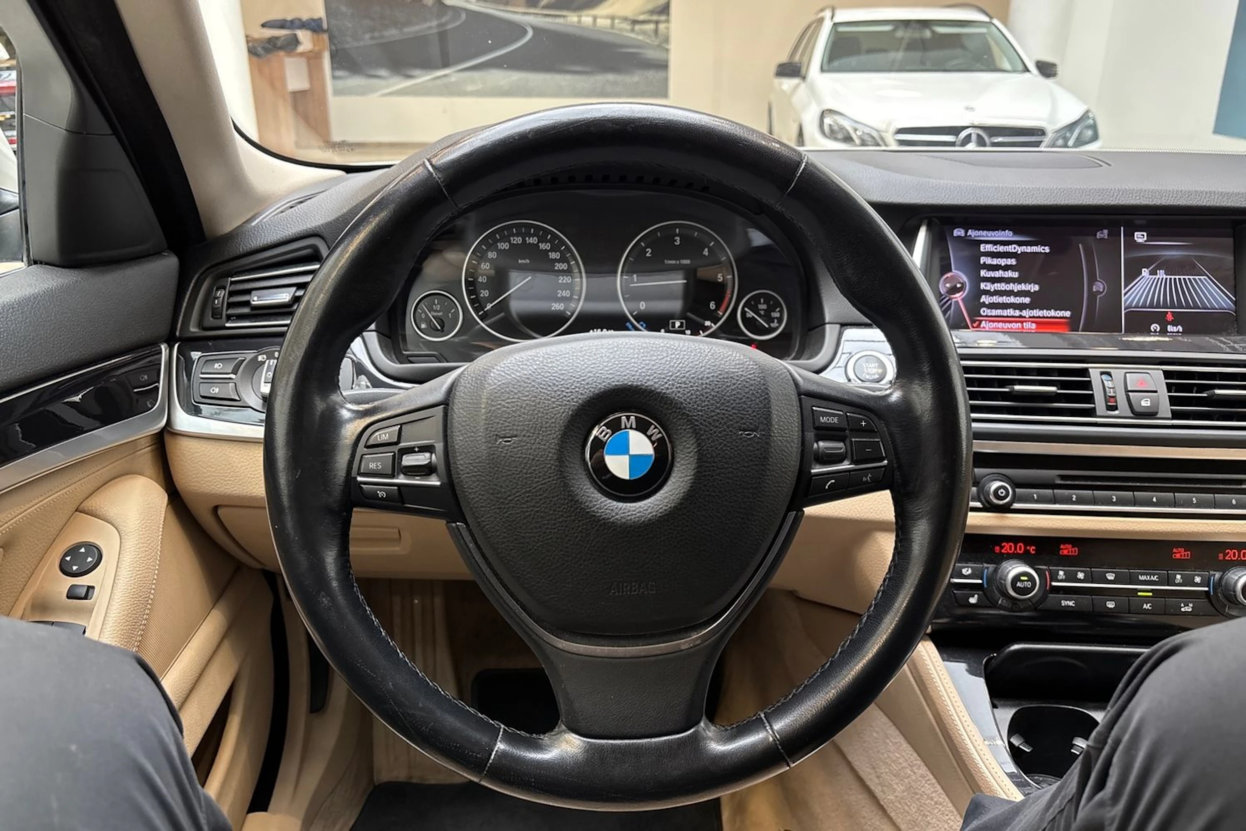 valkoinen BMW 520 2015 kuva 18.