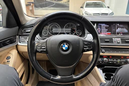 valkoinen BMW 520 2015 kuva 18.