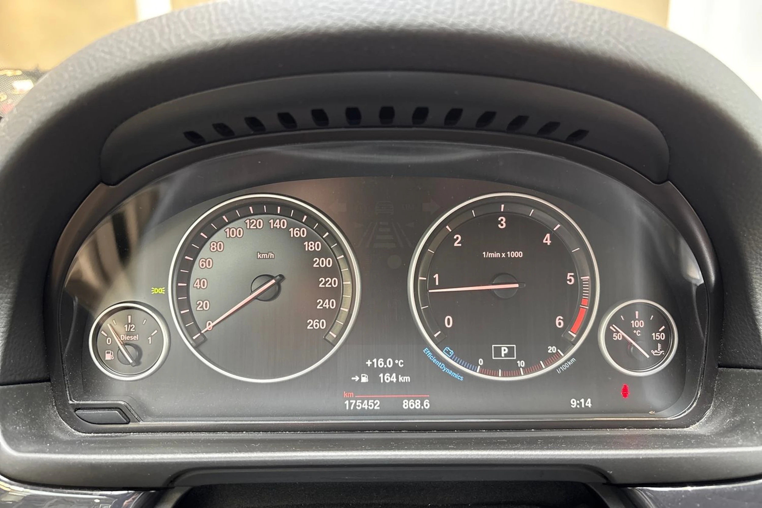 valkoinen BMW 520 2015 kuva 19.