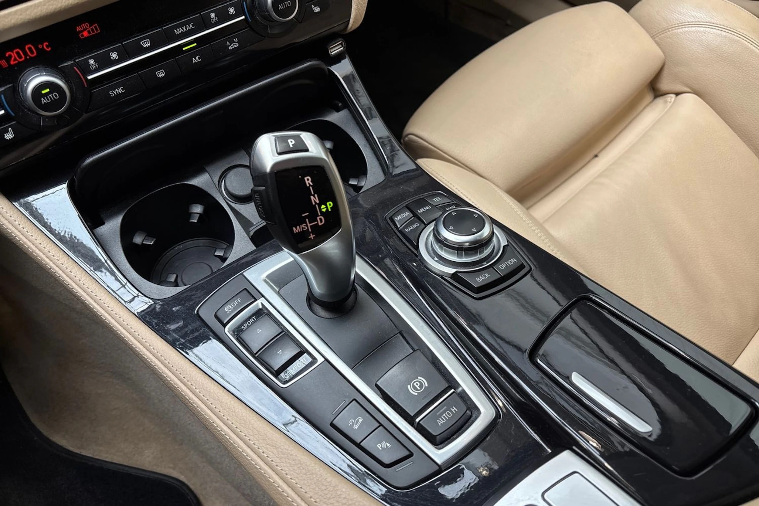 valkoinen BMW 520 2015 kuva 20.