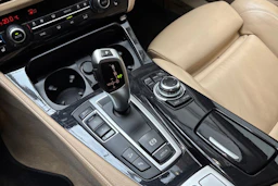 valkoinen BMW 520 2015 kuva 20.