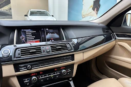 valkoinen BMW 520 2015 kuva 21.